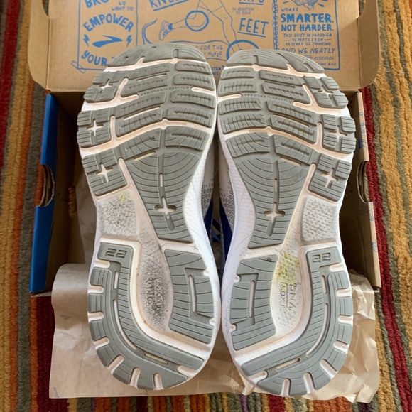 Women’s Size 8.5 Medium Width (B) Brooks Adrenaline GTS 22 Running Shoes - Picture 5 of 7